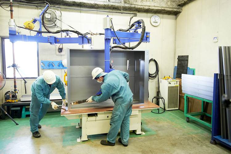 第一鋼鉄工業所内 組み立て作業の写真